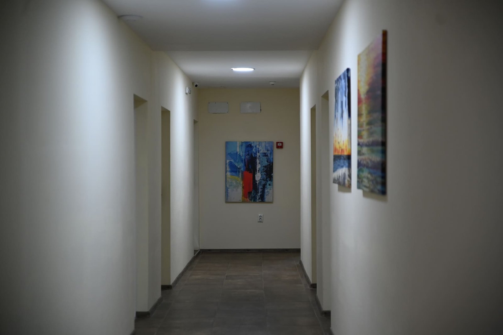 Коридор с картини