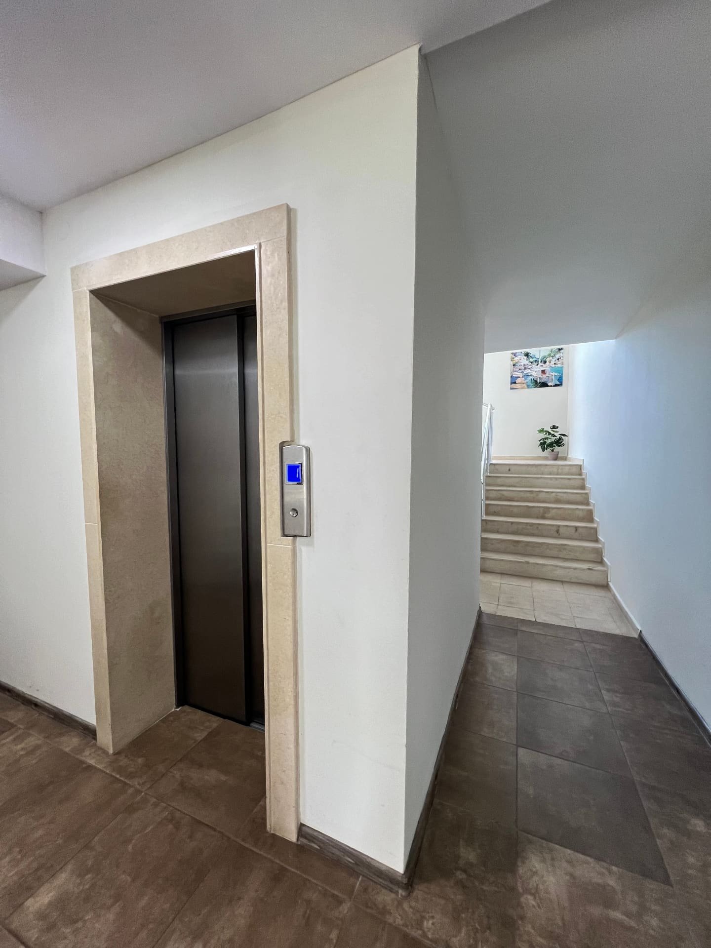 Асансьор и стълбище